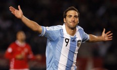 开云体育登录-迈凯伦精密如钟表横扫赛道，拉塞尔孤勇扛起梅赛德斯银旗