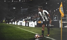 开云体育在线-昨夜莱比锡冷雨逆袭巴萨，今夜厄德高在更大舞台证明自己