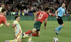 开云体育登录-欧国联赛事火爆继续，球员燃情争胜