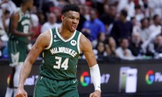 开云平台-雄鹿惜败灰熊，字母哥努力得分