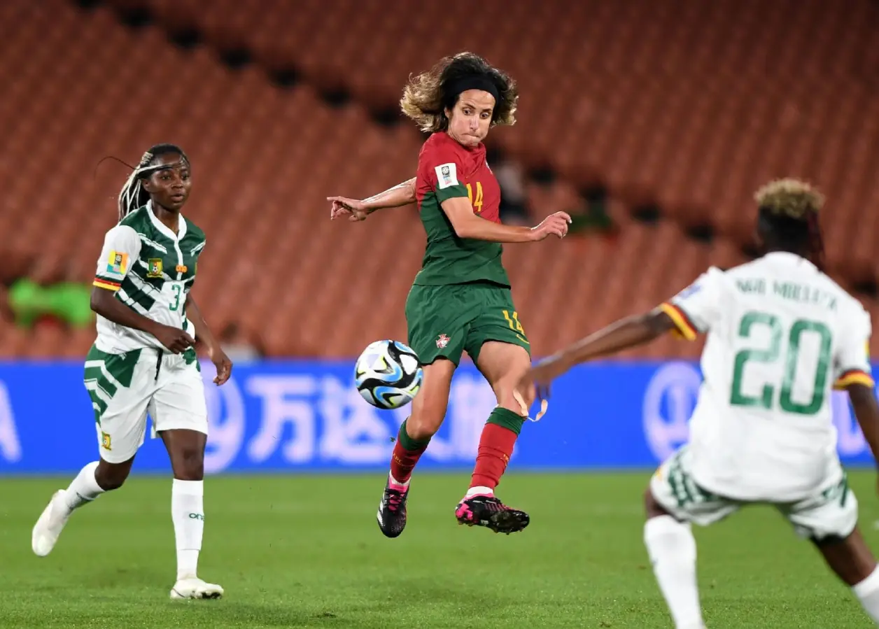 包含葡萄牙女足全力以赴，取得胜利晋级的词条