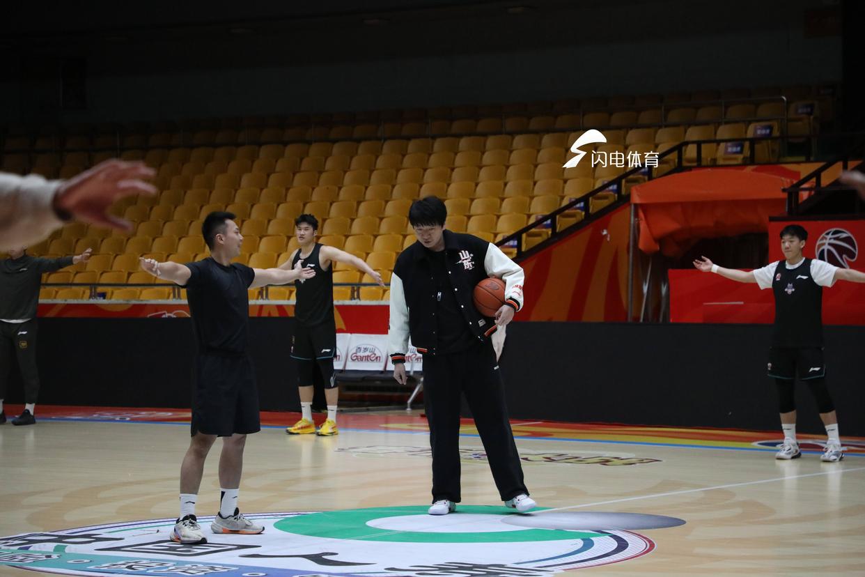 球员们在比赛中尽展风采，全力以赴