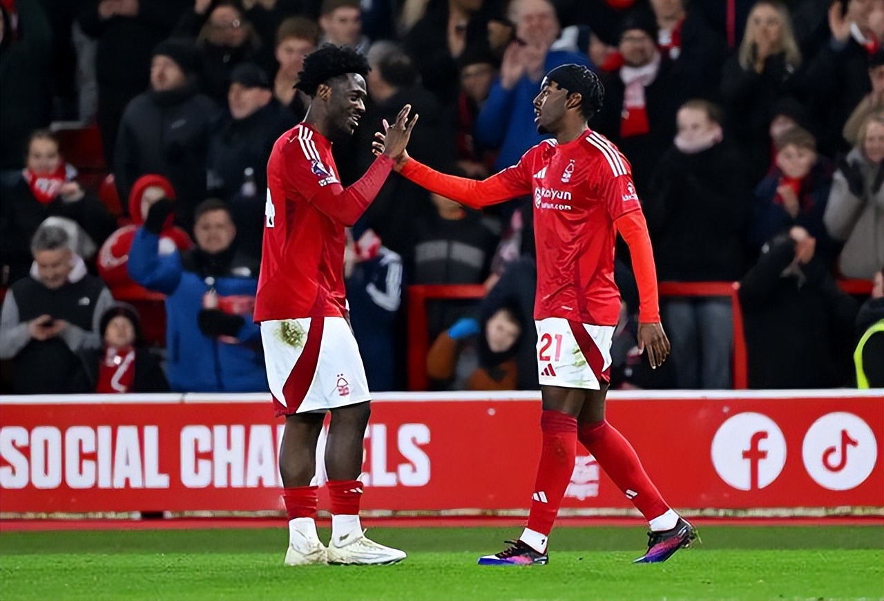 利物浦主场绝杀曼联，争夺英超霸主位置的简单介绍