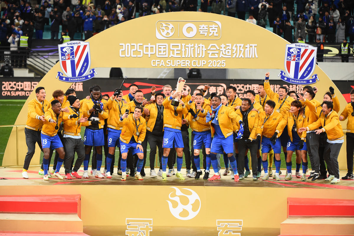 苏宁客场逆转申花，继续领跑