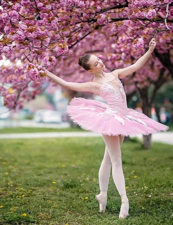 球员技巧展现，犹如舞者般优雅绽放