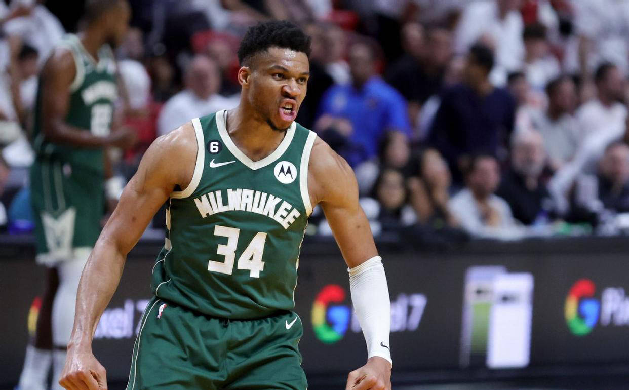 雄鹿惜败灰熊，字母哥努力得分