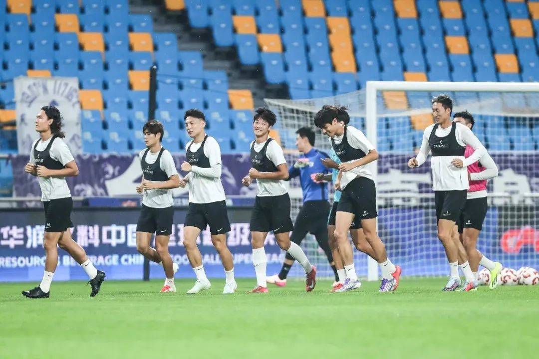 顶级足球联赛集结百支球队，角逐备受瞩目