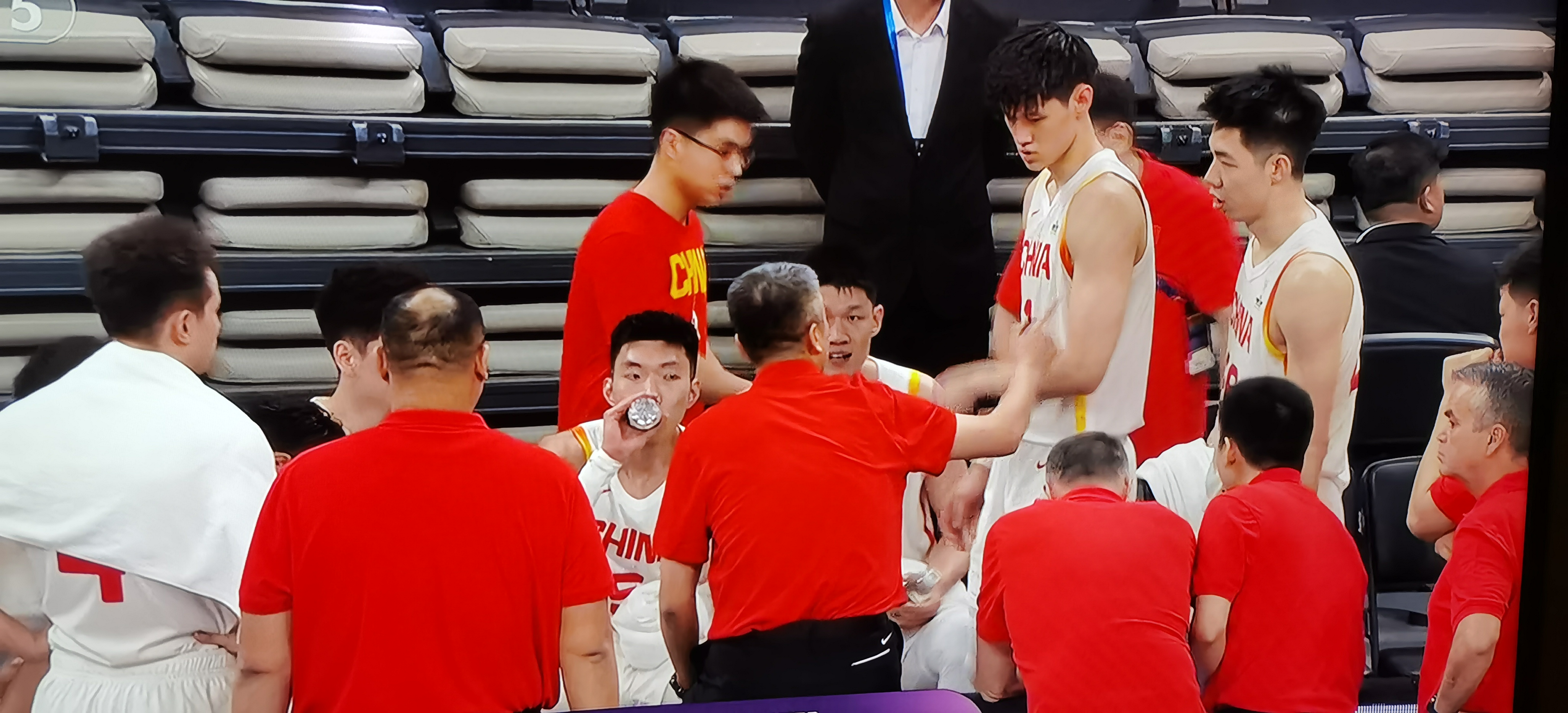 亚洲球员在比赛中敢打敢拼，勇夺冠军