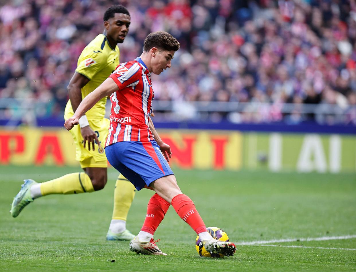 足球比赛中球员士气高涨备战 足球比赛中球员士气高涨备战