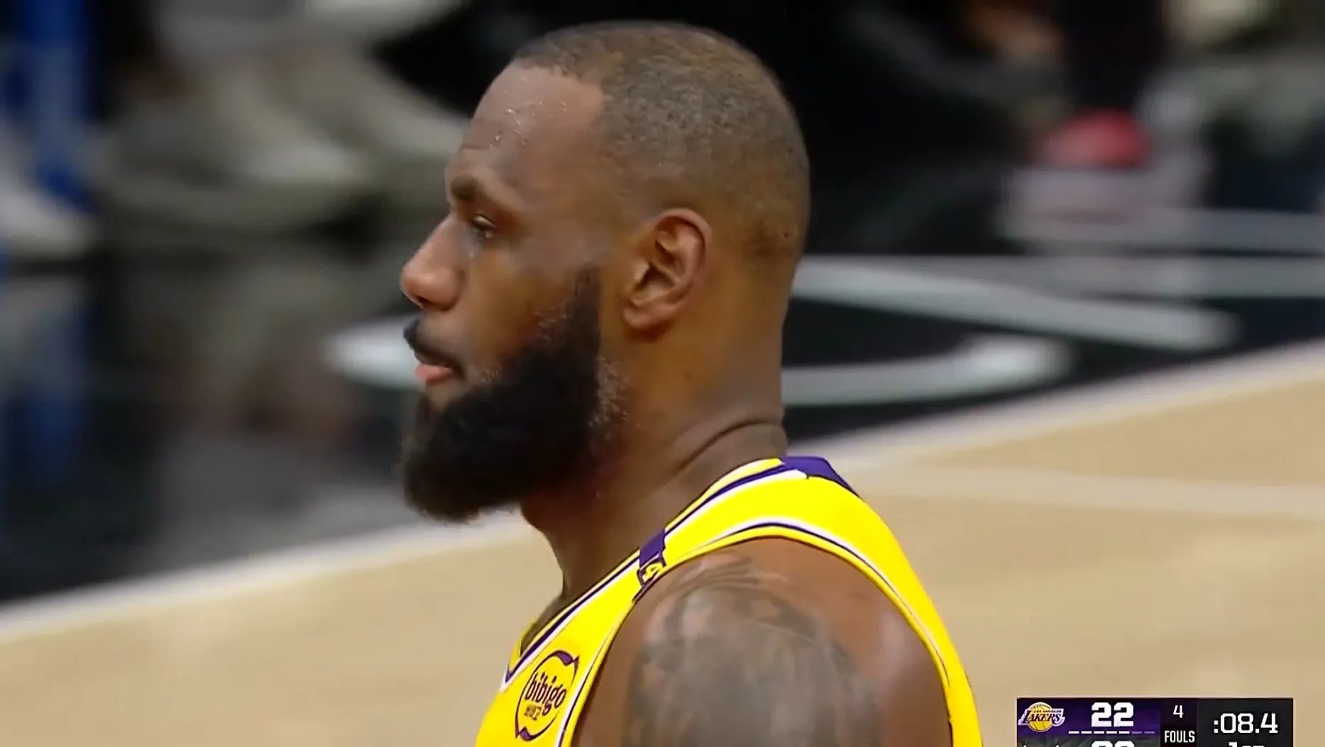 湖人主场告负:詹姆斯全力拼搏助球队遭遇失利实力不济 湖人主场告负:詹姆斯全力拼搏助球队遭遇失利实力不济