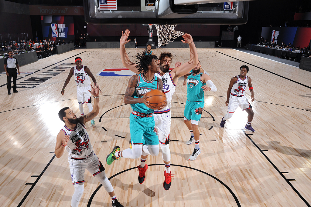 包含猛龙客场擒鹈鹕，继续保持领先优势的词条